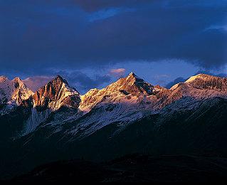 E3 2021：《UnMetal》预告片发布 致敬《合金装备》